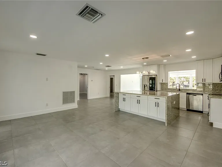 4312 S Pacific Cir — Photo 11