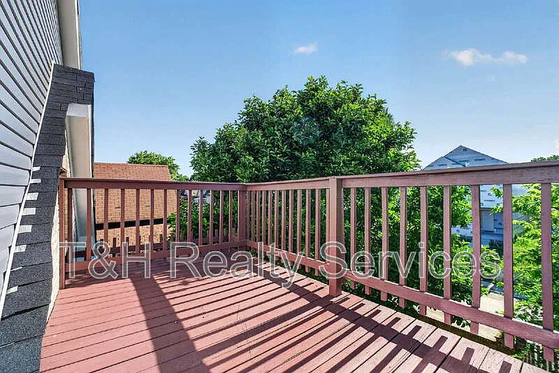 4 bed, 2.0 bath, 2024 sqft, $2,100 — Photo 3