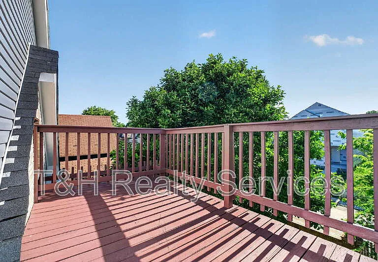 210 N Keystone Ave — Photo 3