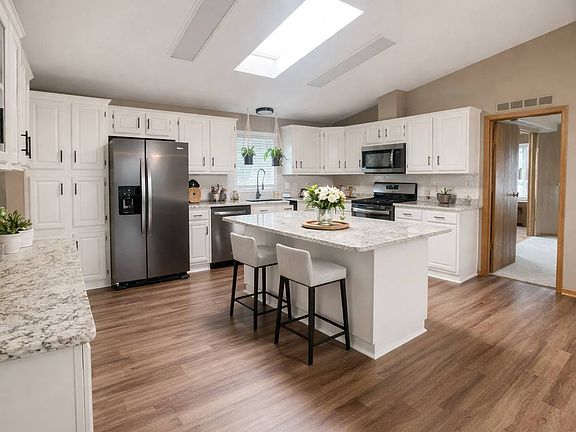 5th image of 386 Buttercup Ln