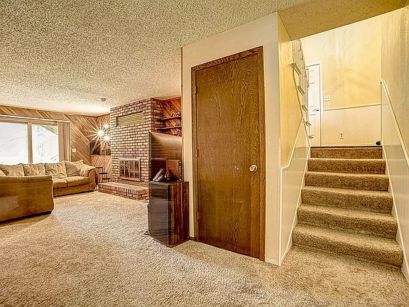 5th image of 1920 Oak St W