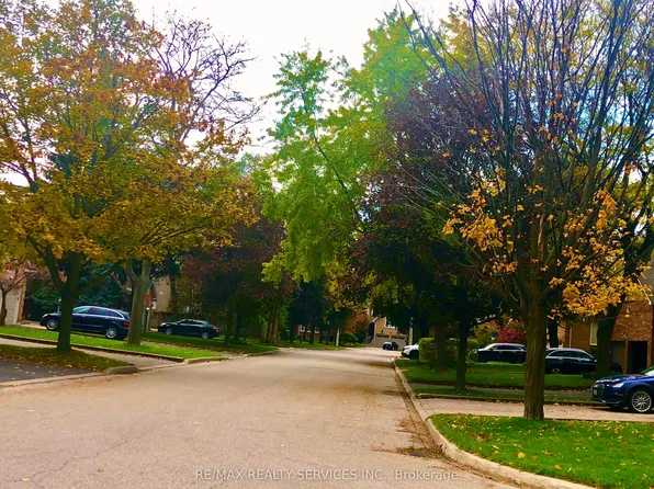 1543 Polesden Dr, Mississauga, ON L5G 4P8