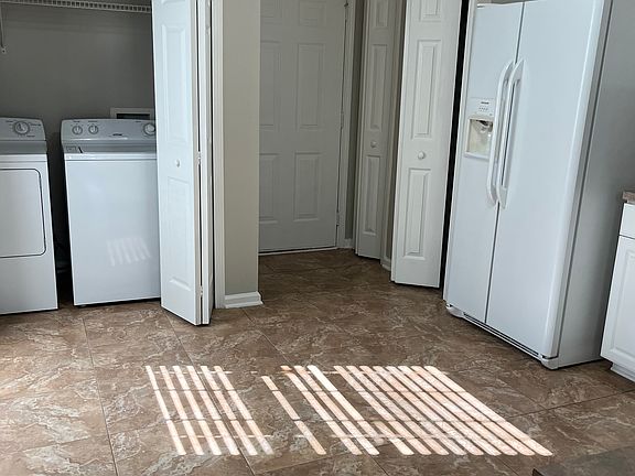 5th image of 864 Southern Creek Dr
