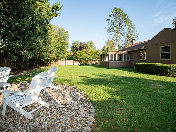 3rd image of 1726 Meadowbrook Ln
