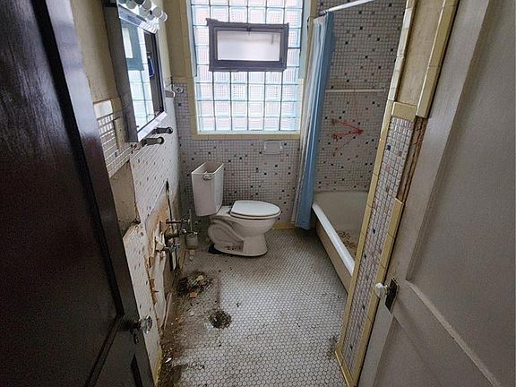 4th image of 4048 Shreve Ave