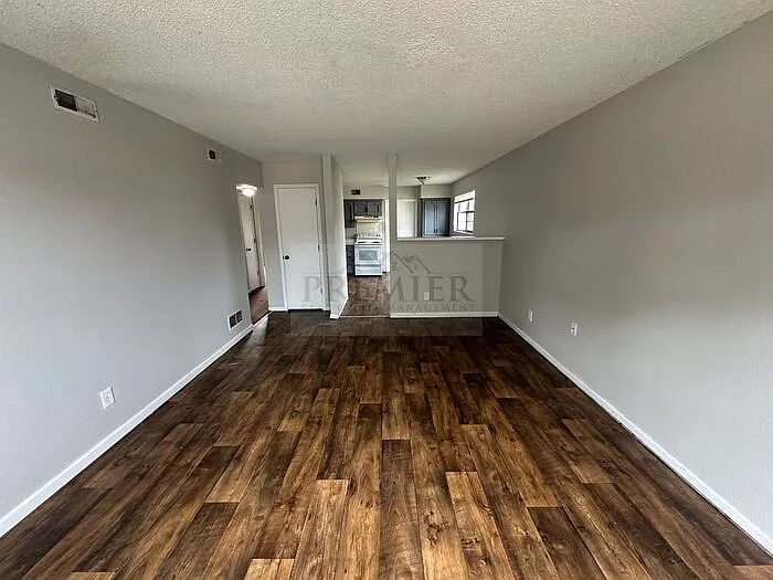 2 bed, 1.0 bath, $875 — Photo 3
