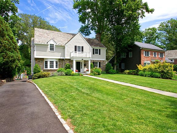 2nd image of 162 Manhasset Woods Road