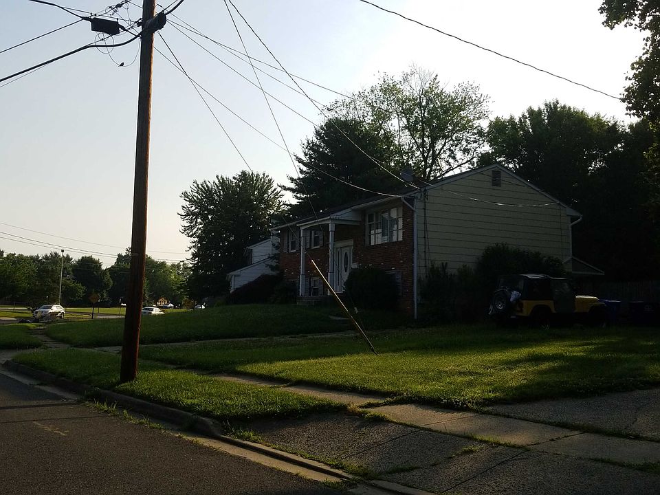 2nd image of 128 Schoolhouse Ln