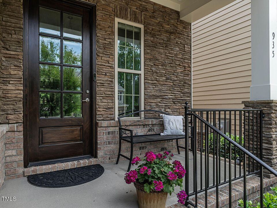 1st image of 935 Regency Cottage Pl