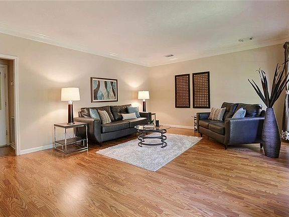 5th image of 2218 Honeylocust Dr