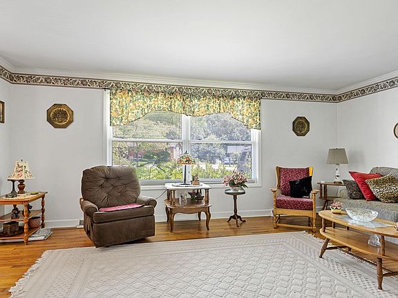 5th image of 24 Vicki Cir