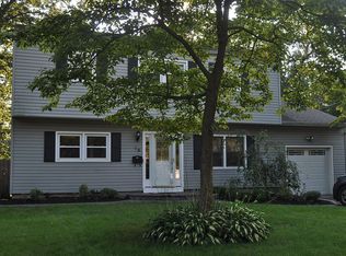 16 Westbrook Ln, Smithtown, NY 11787