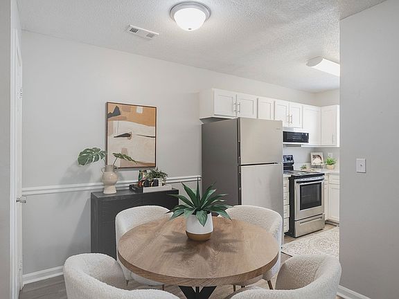 An inviting dining space made for everyday meals and easy gatherings.