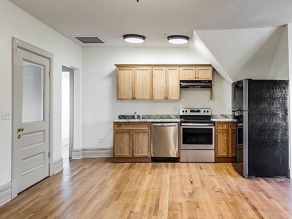 3rd image of 2112 Monteiro Ave #402