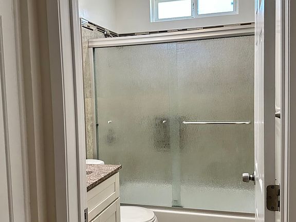 3rd image of 12743 Oxnard St