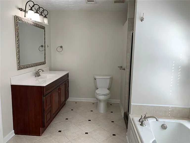 4536 Woodlawn Lake Dr — Photo 30