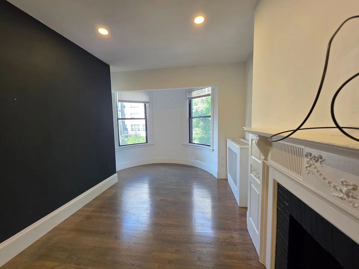 No Brokers Fee, No Security Deposit, In-Unit Washer and Dryer, Heat, Hot Water Included, — Photo 2