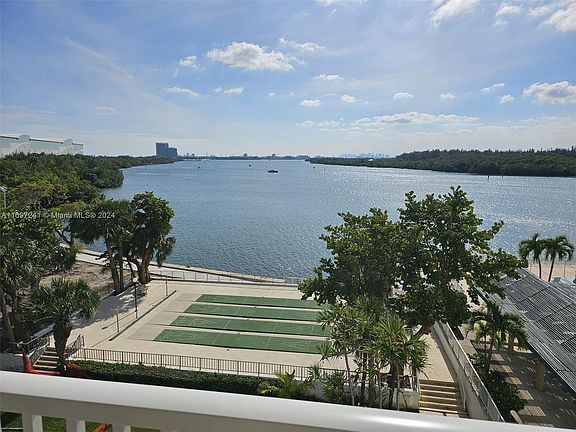 4th image of 300 Bayview Dr APT 416