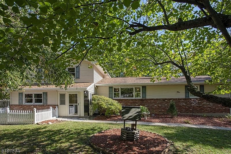 1st image of 15 Florence Ln