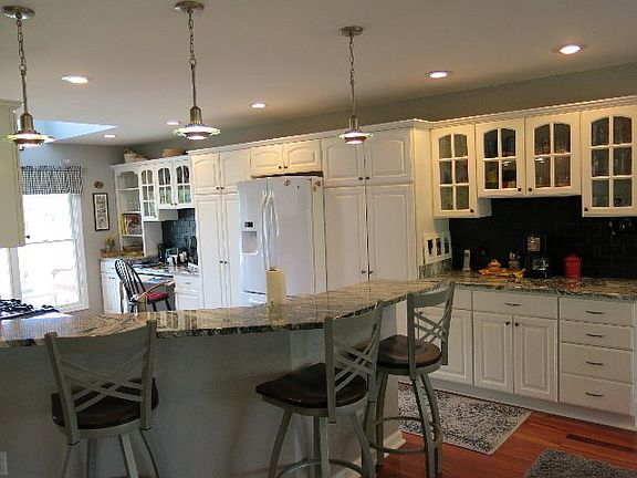 4th image of 290 Fountain Ln