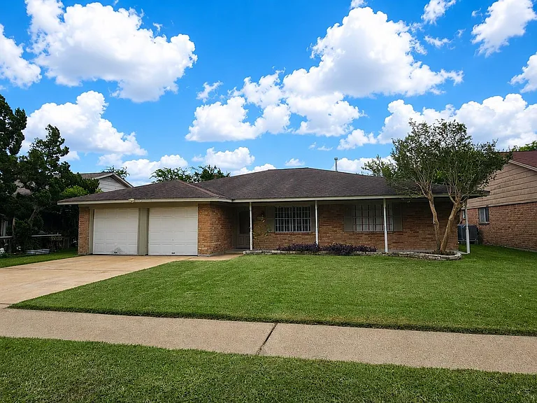 2701 Henderson Ln — Photo 1