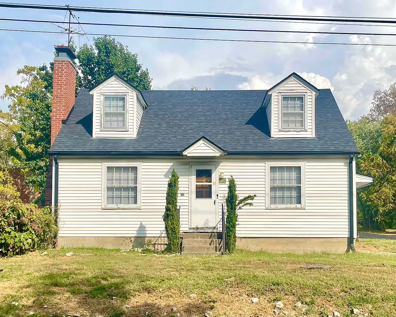 Very Unique 5 Bedroom Home on Large Lot — Photo 2