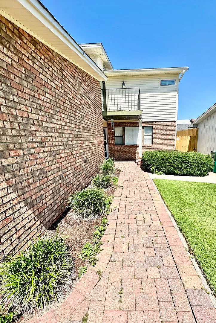 Gorgeous 3 Bedroom/3 Bathroom/2 Car Garage Townhome For Rent In The Desirable Donlabrook Gardens! — Photo 4