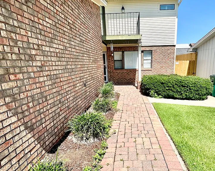 937 Holbrook Cir — Photo 4