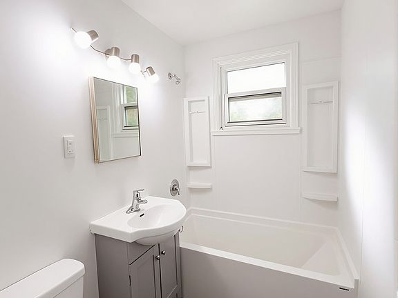 4th image of 537 Confederation St #4