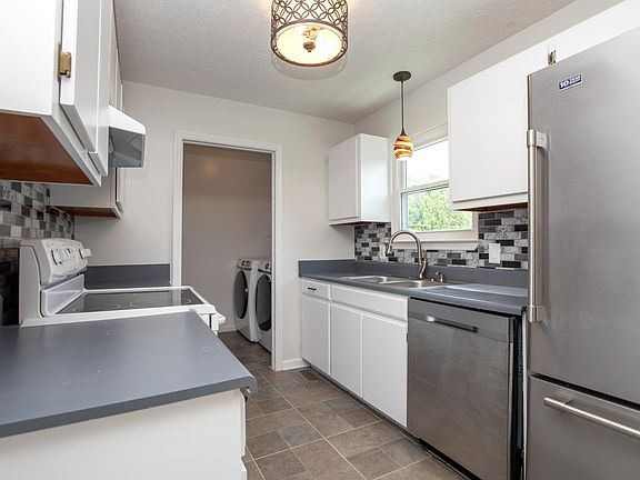 2nd image of 2886 Bell St