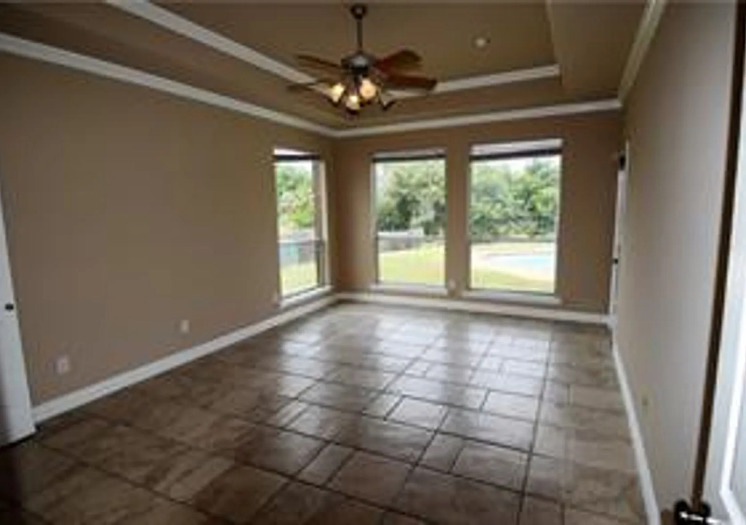 Custom-Built Home with Spacious Living Areas, Workshop & Pool — Photo 4