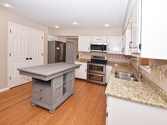 4th image of 7733 Heatherglen Dr