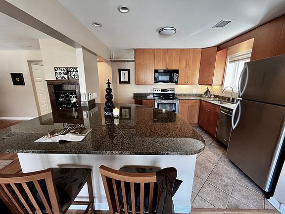 4th image of 1057 W Pratt Blvd APT 1A