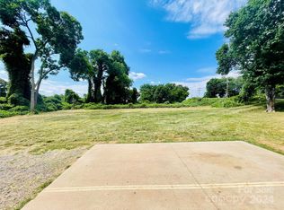 689 S Elm St, Statesville, NC 28677