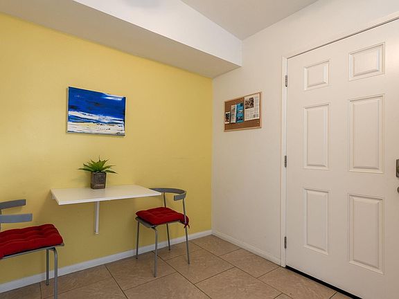 Kitchen seating and desk area
