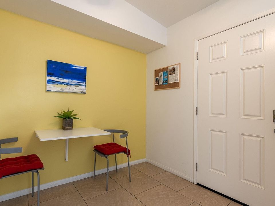 Kitchen seating and desk area