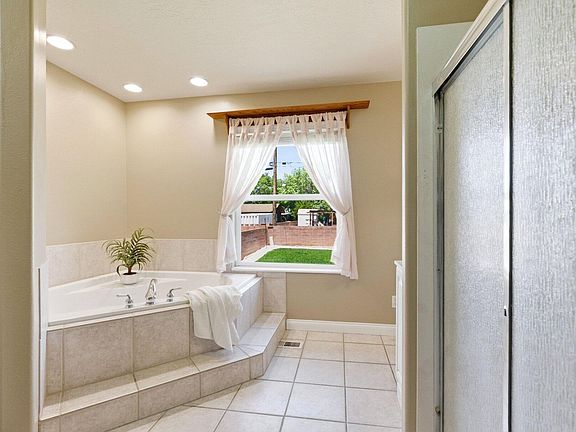 5th image of 2496 Crestview Dr