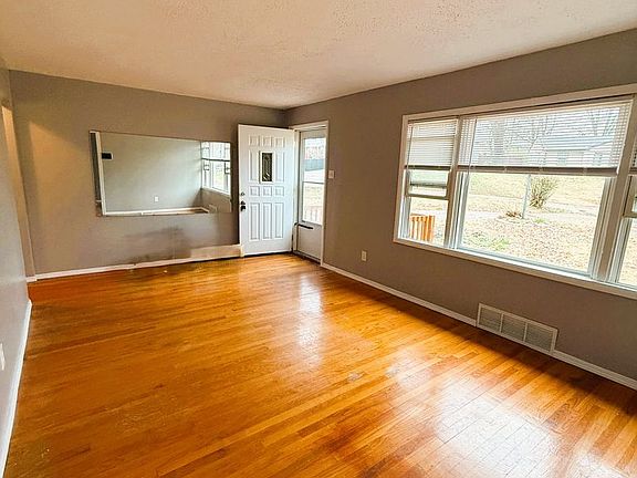 4th image of 180 Chateau Dr