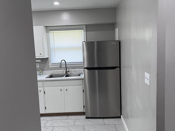 3rd image of 515 E Mills Ave