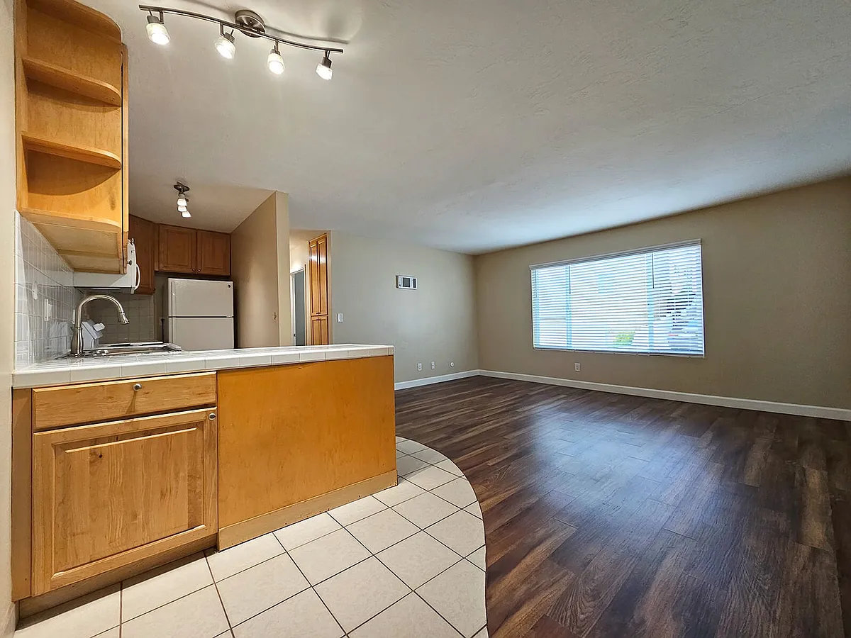 Building Photo - Lauretta Apartments