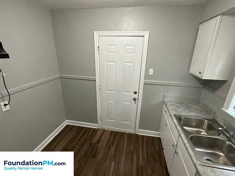 1391 Semmes St — Photo 3