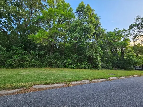 7225 Peachtree Ln S, Mobile, AL 36618