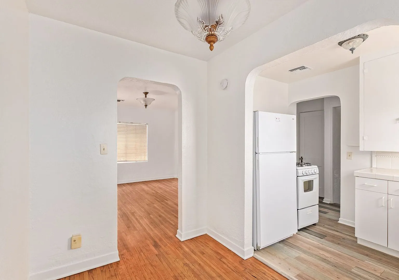 Retro One Bedroom Unit - Washer/dryer - Huge Backyard! — Photo 1