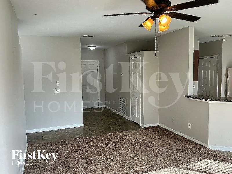 4 bed, 2.0 bath, 1400 sqft, $2,035 — Photo 4