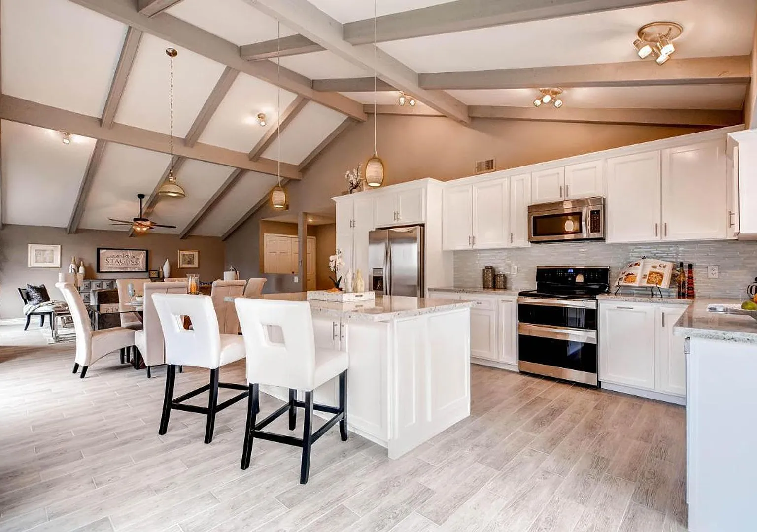 Stunning 3 Bed/2 Bath home in highly desirable McCormick Ranch Neighborhood — Photo 1