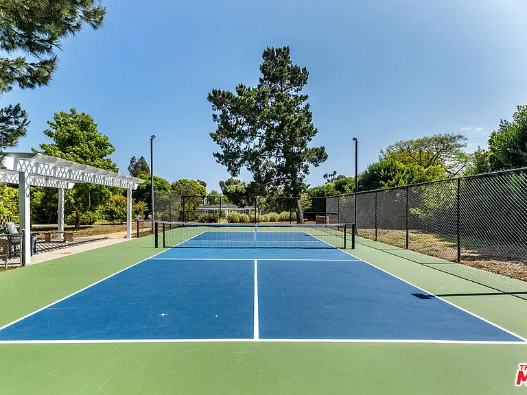 28925 Cliffside Dr — Photo 46