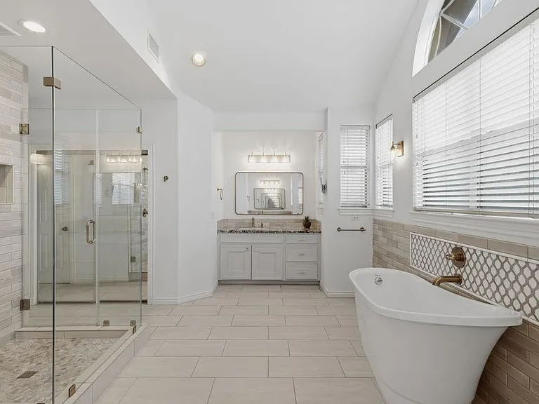 110 E Detering St — Photo 11