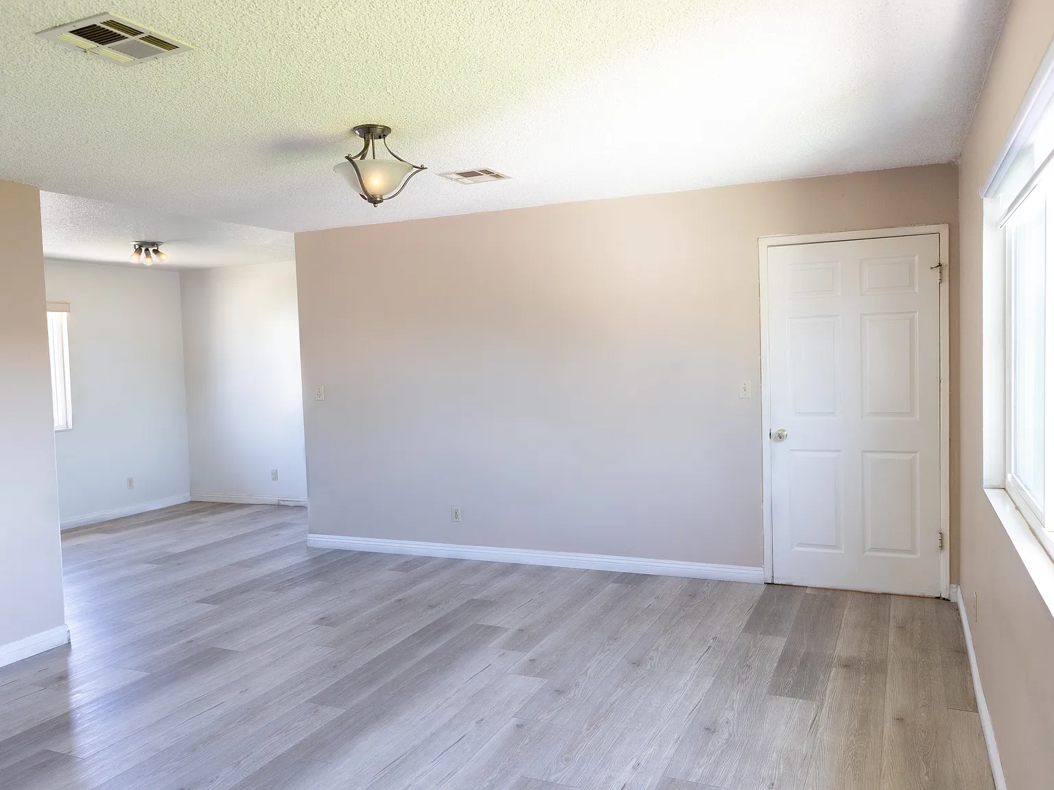 3 bed, 1233 sqft, $3,500 — Photo 3