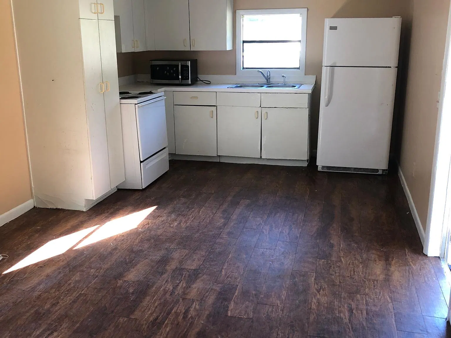 2 bed, 1000 sqft, $975 — Photo 3