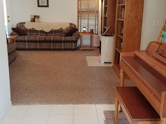 Front entry - 9'4" x 6'10"